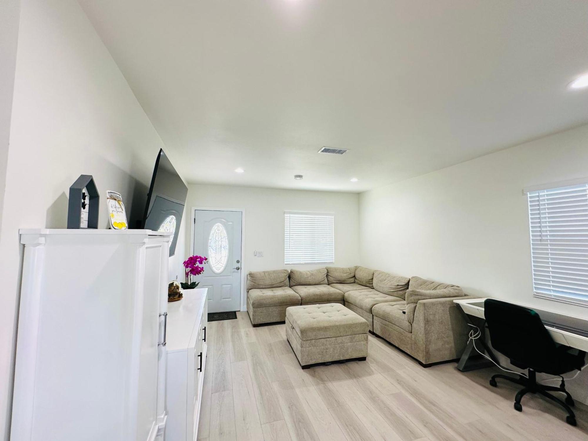 New Spacious House In Anaheim Near Disneyland-Knott In Without Backyard In The Same Lot Of 3 Separate Properties Экстерьер фото
