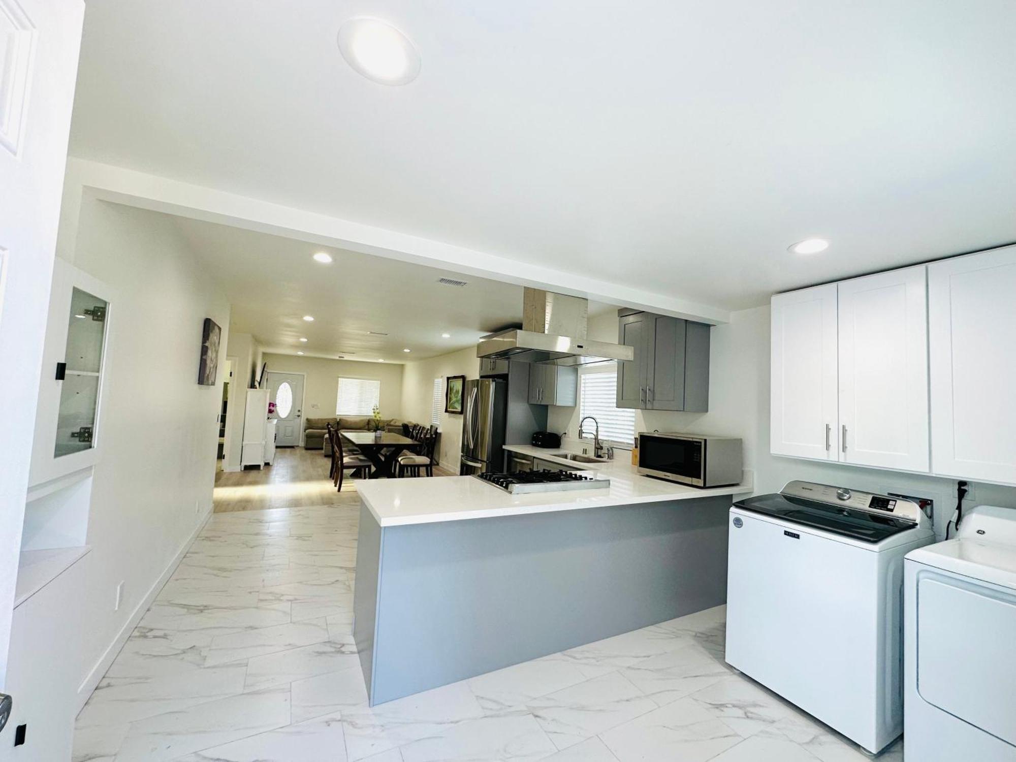 New Spacious House In Anaheim Near Disneyland-Knott In Without Backyard In The Same Lot Of 3 Separate Properties Экстерьер фото