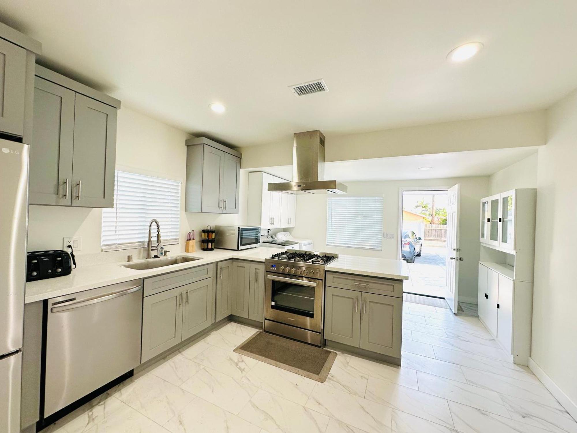New Spacious House In Anaheim Near Disneyland-Knott In Without Backyard In The Same Lot Of 3 Separate Properties Экстерьер фото