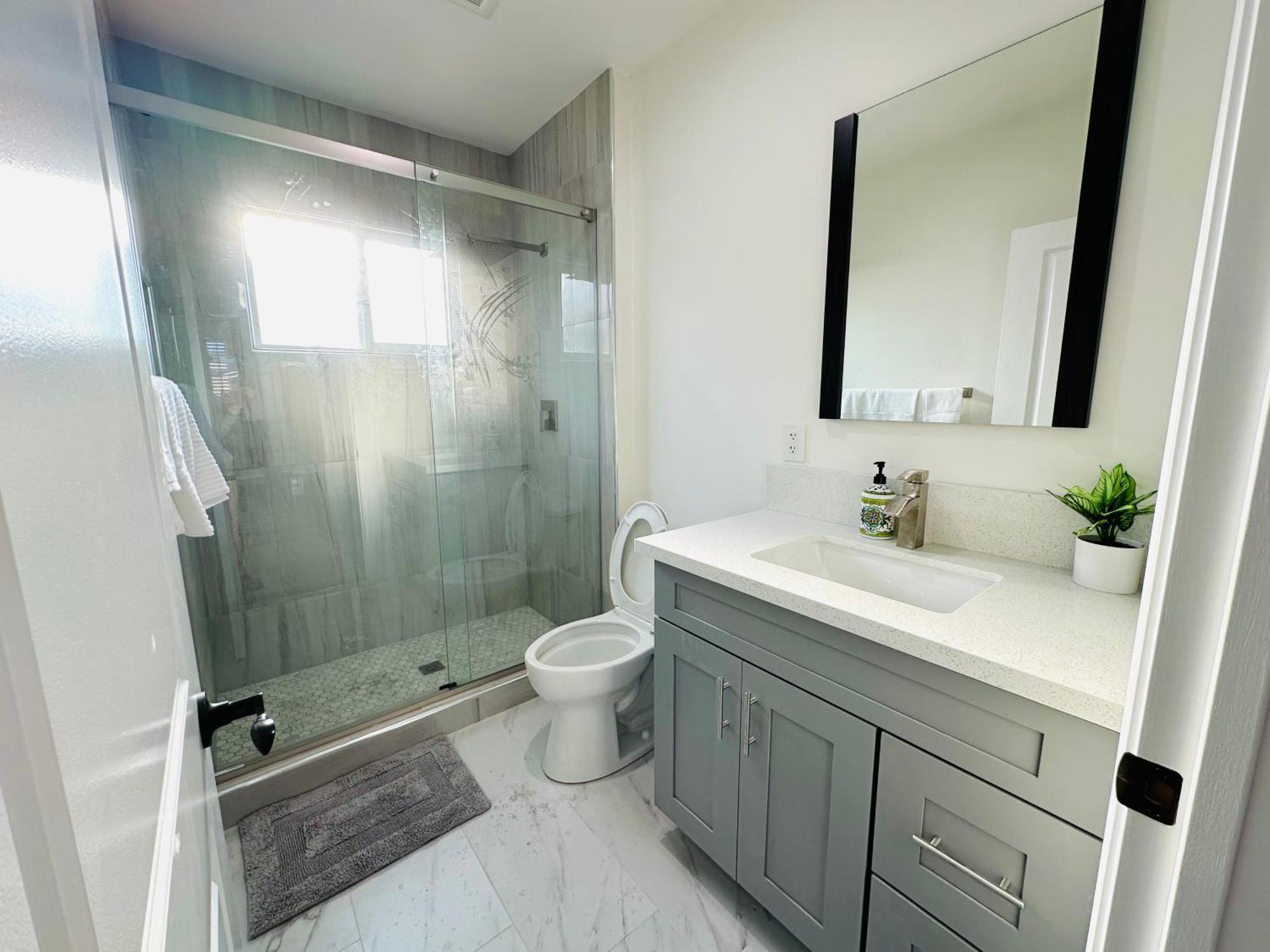 New Spacious House In Anaheim Near Disneyland-Knott In Without Backyard In The Same Lot Of 3 Separate Properties Экстерьер фото