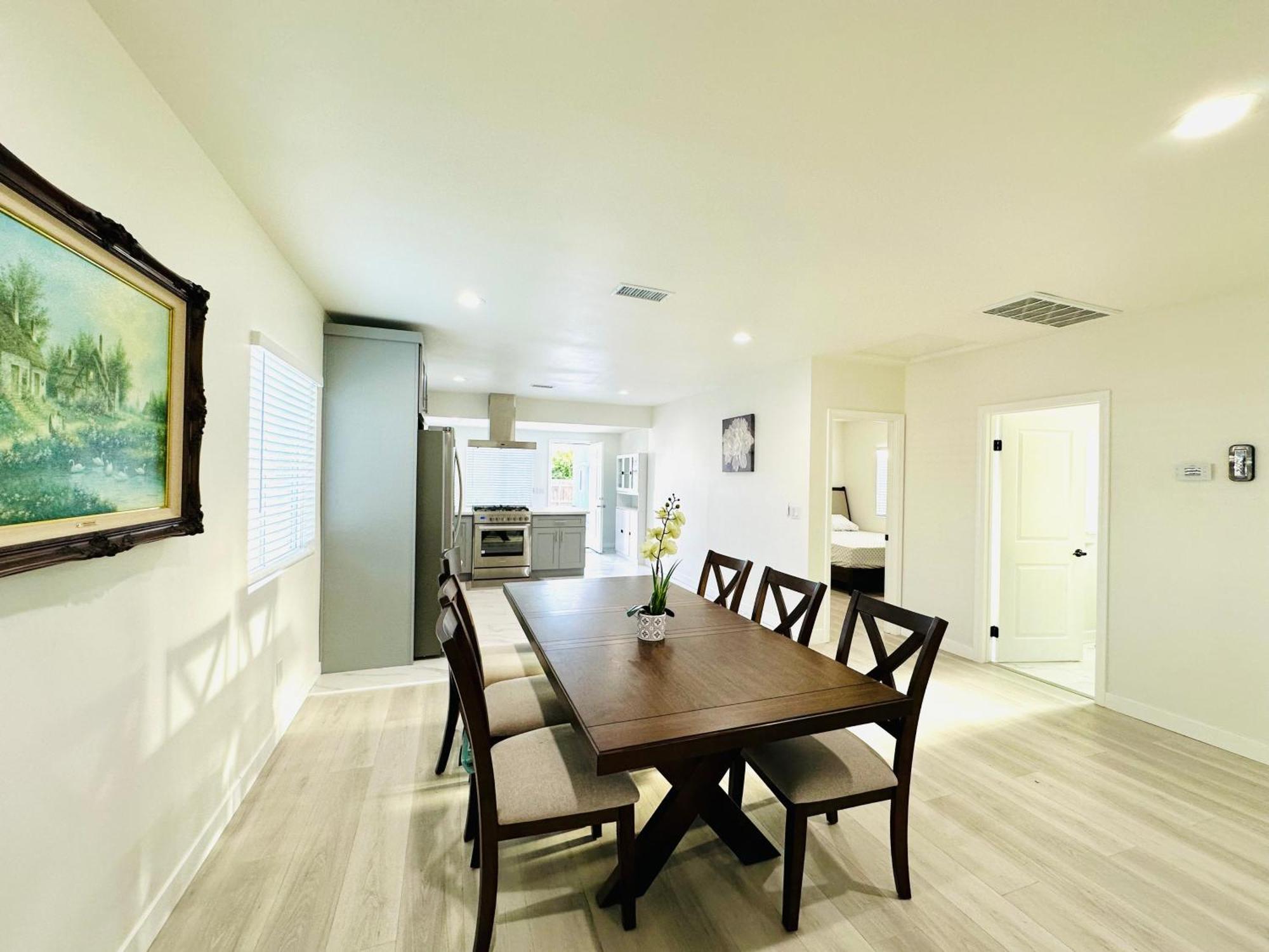 New Spacious House In Anaheim Near Disneyland-Knott In Without Backyard In The Same Lot Of 3 Separate Properties Экстерьер фото