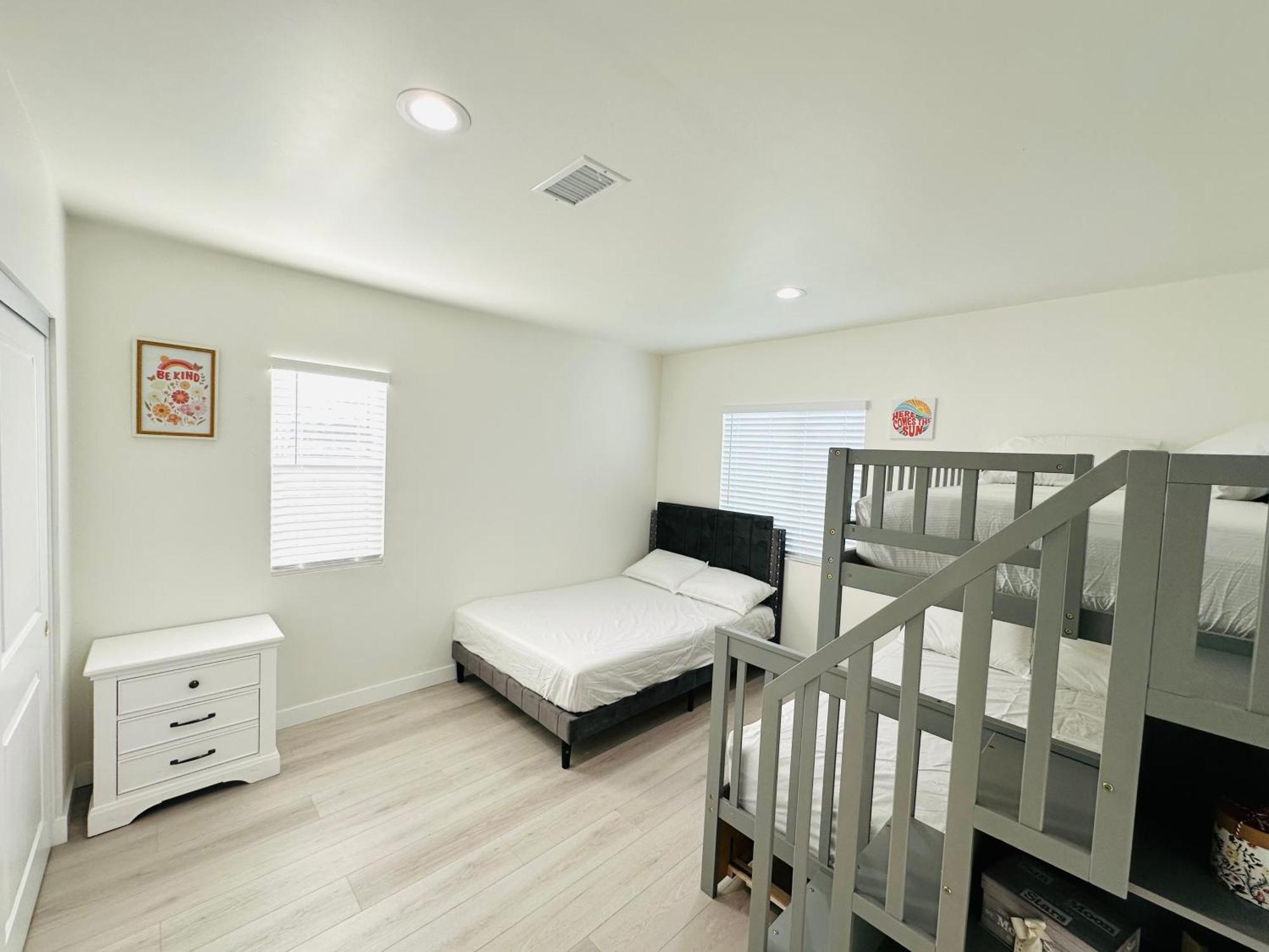New Spacious House In Anaheim Near Disneyland-Knott In Without Backyard In The Same Lot Of 3 Separate Properties Экстерьер фото