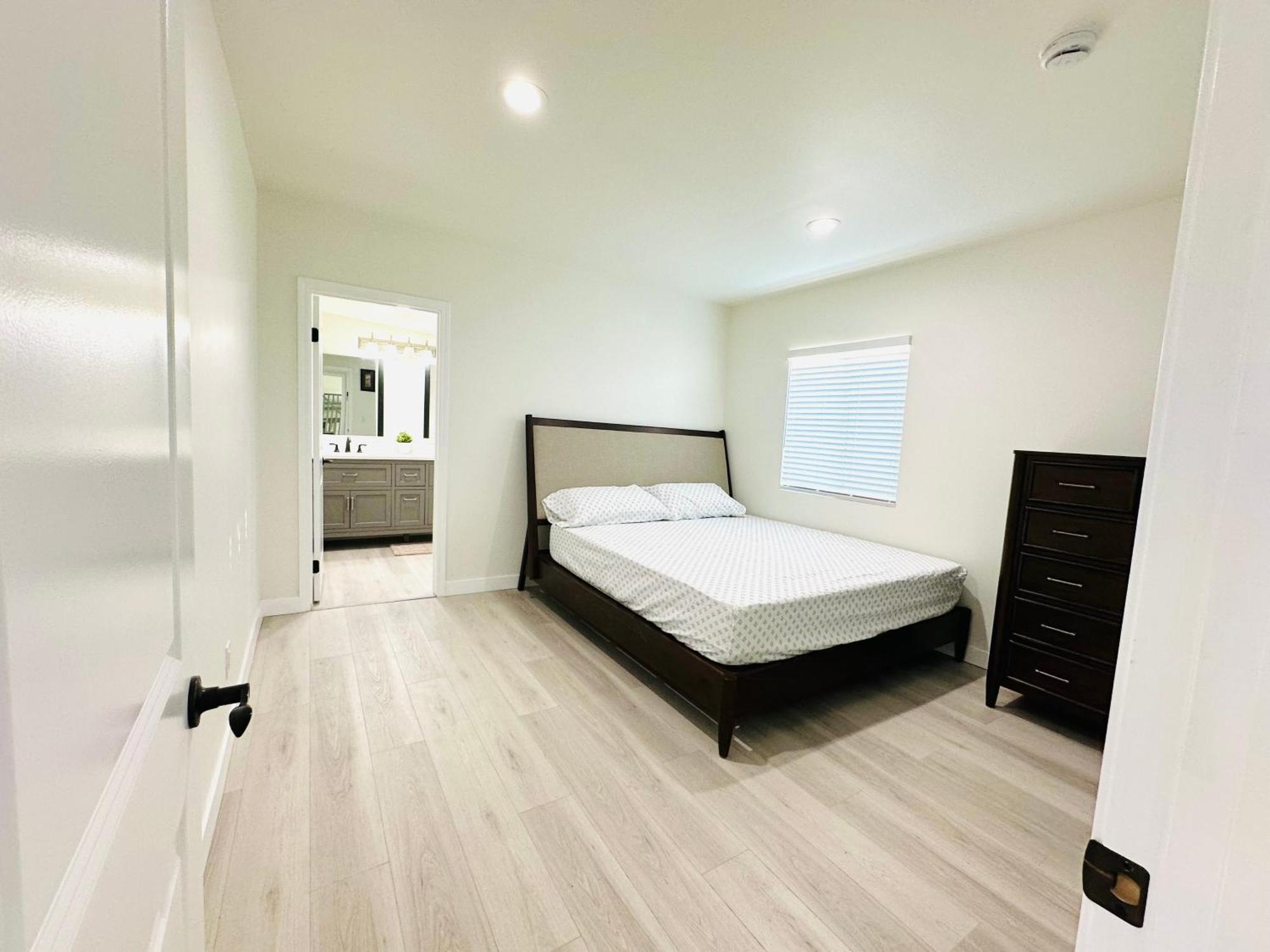 New Spacious House In Anaheim Near Disneyland-Knott In Without Backyard In The Same Lot Of 3 Separate Properties Экстерьер фото