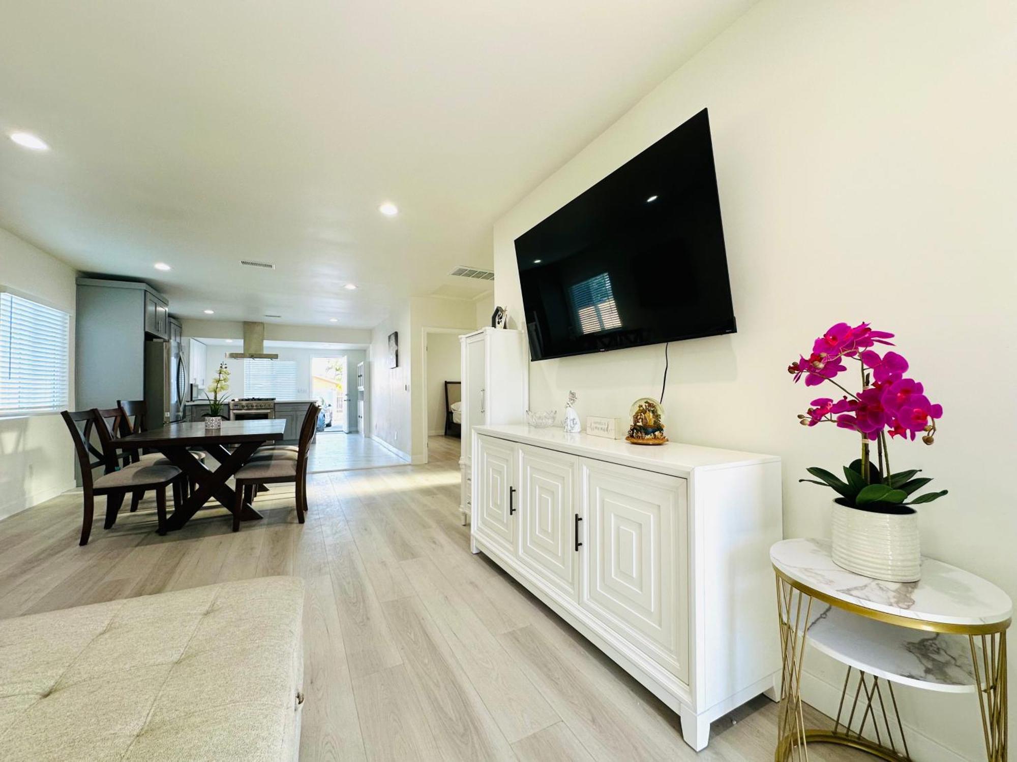 New Spacious House In Anaheim Near Disneyland-Knott In Without Backyard In The Same Lot Of 3 Separate Properties Экстерьер фото