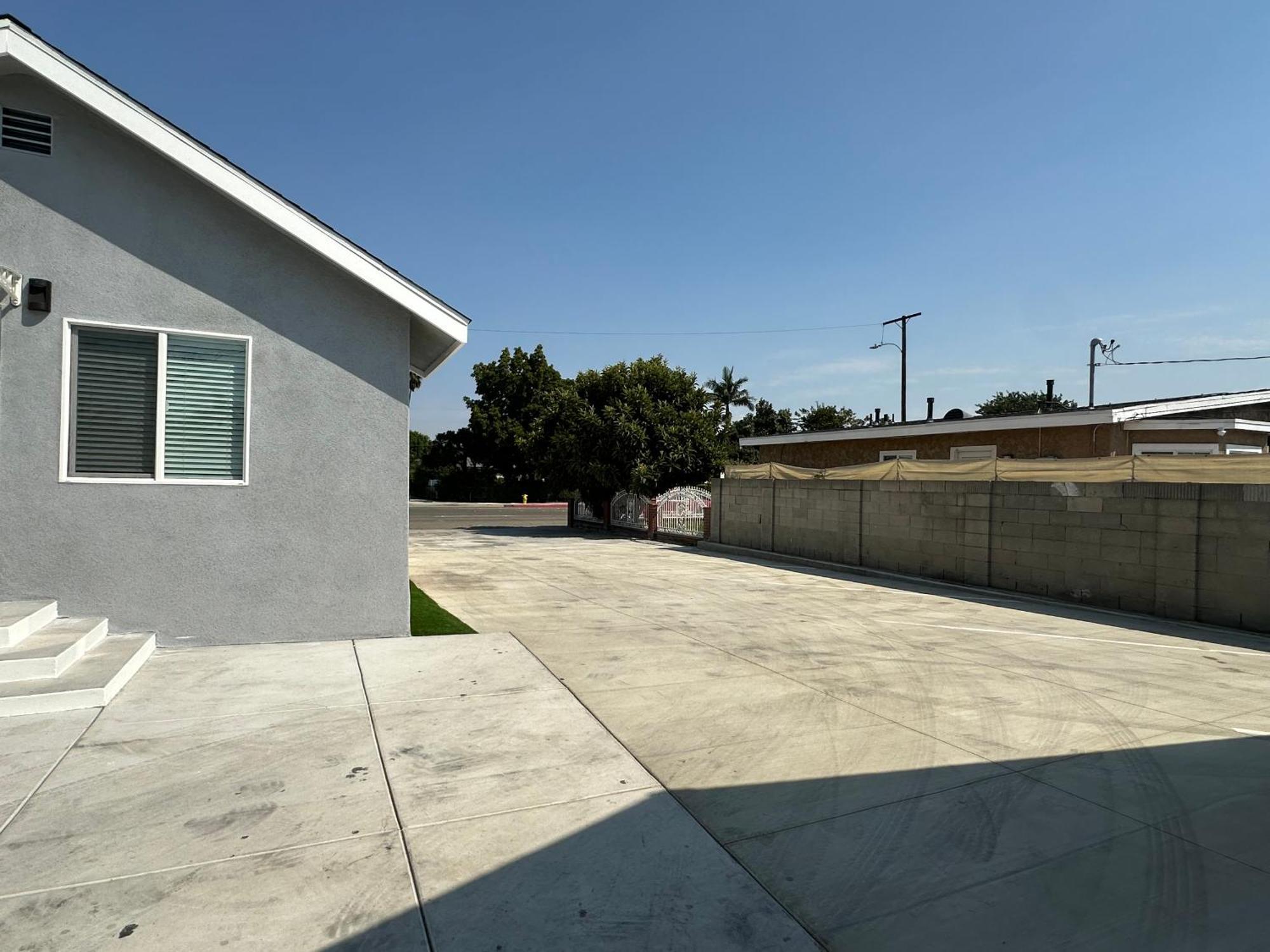 New Spacious House In Anaheim Near Disneyland-Knott In Without Backyard In The Same Lot Of 3 Separate Properties Экстерьер фото
