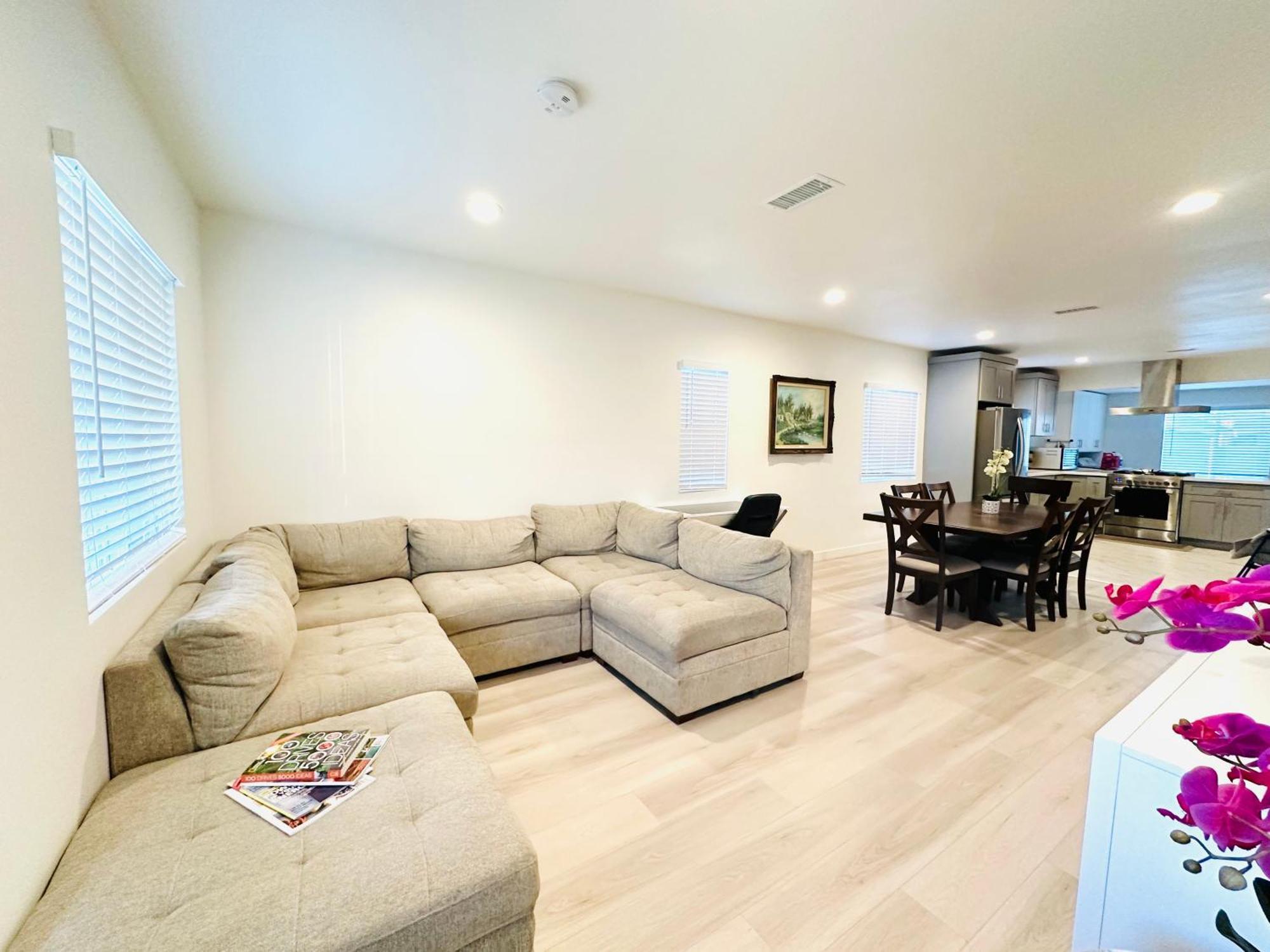 New Spacious House In Anaheim Near Disneyland-Knott In Without Backyard In The Same Lot Of 3 Separate Properties Экстерьер фото